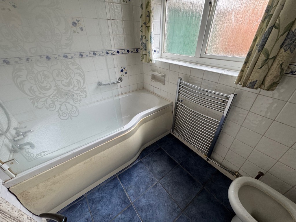 Lot: 122 - WATER DAMAGED DETACHED BUNGALOW - Bathroom